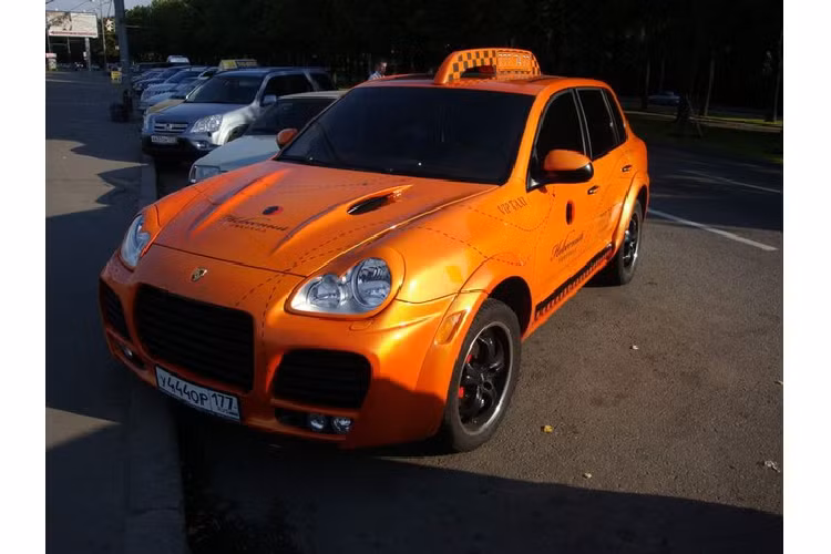  4. Porsche Cayenne - Nga Nếu rủng rỉnh và may mắn thì bạn có thể đặt trước được một chiếc Porsche Cayenne để đi quanh thành phố Moscow.