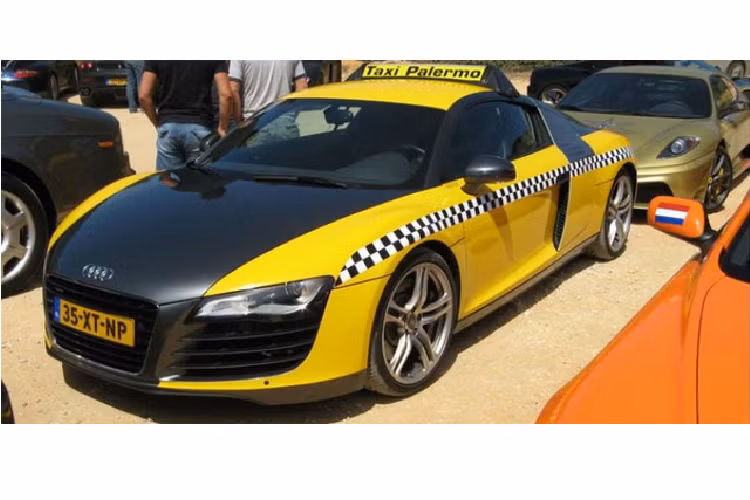  1. Audi R8 - Italy Audi R8 là mẫu siêu xe chính thức đầu tiên của hãng xe thể thao Đức danh tiếng. Với việc nhiều ngôi sao lớn, như Robert Downey Jr., sở hữu siêu xe này, thật khó tưởng tượng nó được dùng làm taxi ở Italy. Theo trang Londoncabs.uk, cước phí dịch vụ taxi của chiếc Audi R8 này là 23 USD/phút, giá mở cửa là 11 USD. Tuy nhiên, không phải ở đâu trên nước Italy cũng có thể bắt được một chiếc. Siêu xe taxi này chỉ chạy quanh khu Palermo.