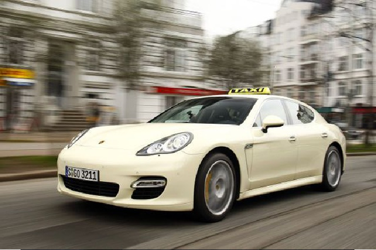  3. Porsche Panamera - Đức Nếu bạn không có khả năng mua một chiếc Porsche và đang ở Đức thì có thể nghĩ tới dịch vụ taxi dùng xe Panamera. Tuy nhiên, khi đó, hãy chuẩn bị tinh thần cho việc sẽ trở thành trung tâm chú ý; sẽ có nhiều người vây quanh để chụp ảnh, quay video.