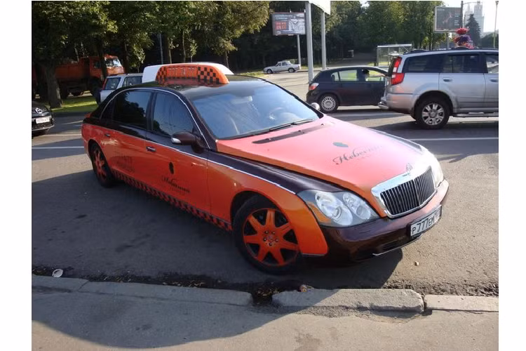  5. Maybach 62 S - Nga Maybach là dòng sản phẩm cao cấp nhất của Mercedes, nên việc nó chạy taxi khiến không ít tín độ tốc độ "nhói lòng". Tuy nhiên, đó là một cách để nhiều người có thể trải nghiệm dòng xe siêu siêu sang này mà không phải mua xe. Những chiếc taxi hiệu Maybach này chỉ chạy trong nội đô và có giá cước cố định là khoảng 320 USD.