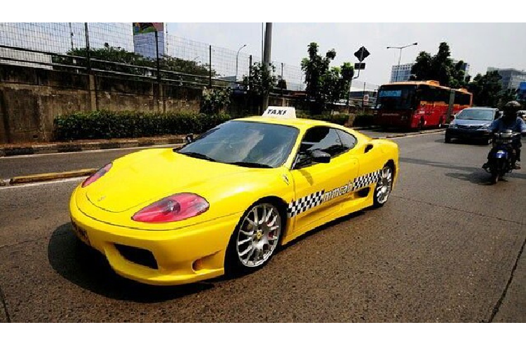 9. Ferrari 360 - Indonesia Không có nhiều đường cho siêu xe thể hiện sức mạnh, Jakarta, trái lại, có một trong những con đường tắc nghẽn khủng khiếp nhất thế giới. Vì thế, ý tưởng mang siêu xe ra chạy taxi chắc chắn sẽ bị coi là điên rồ. Tuy nhiên, nếu bạn vẫn muốn trải nghiệm taxi siêu xe thì có hai chiếc ở Jakarta. Một trong số đó là chiếc Ferrari 360 Modena sơn màu vàng phối kẻ đen trắng; thoạt nhìn rất dễ nhầm là xe cảnh sát. Chiếc Ferrari 360 làm taxi này nằm trong gói dịch vụ taxi bằng xe thể thao của công ty vận tải hành khách MM Cab.