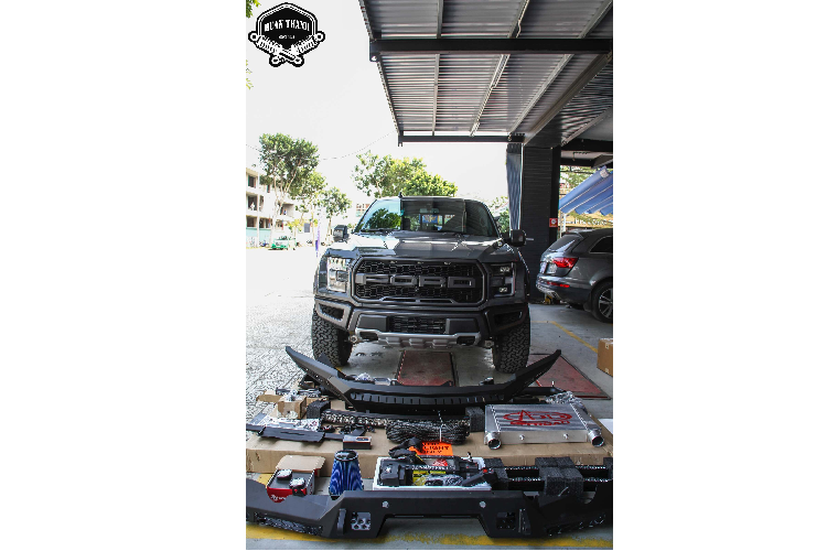 Sự thay đổi lớn nhất ở ngoại hình chiếc bán tải đến từ bodykit của hãng ADD Offroad. Hai tấm cản trước và sau nguyên bản được tháo ra và thay vào đó là cản chuyên dụng dành cho những địa hình phức tạp. Cản trước và sau hãng ADD có mức giá 4500$ được thiết kế tích hợp cho bộ intercooler và Adaptive cruise control, tích hợp light bar 40″.
