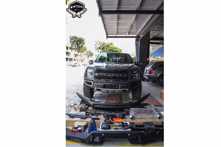 Sự thay đổi lớn nhất ở ngoại hình chiếc bán tải đến từ bodykit của hãng ADD Offroad. Hai tấm cản trước và sau nguyên bản được tháo ra và thay vào đó là cản chuyên dụng dành cho những địa hình phức tạp. Cản trước và sau hãng ADD có mức giá 4500$ được thiết kế tích hợp cho bộ intercooler và Adaptive cruise control, tích hợp light bar 40″.