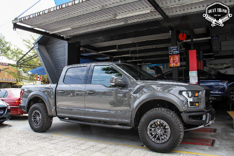 Chưa dừng lại ở đó, trên thùng sau chiếc xe được trang bị chiếc lều dã ngoại rất cá tính, tạo cảm giác phóng khoáng. Lều gắn nóc xe khá tiện lợi với người sử dụng tạo nên không gian nghỉ ngơi lạ lẫm cho tài xế. Và đây cũng là phụ kiện không thể thiếu trong các chuyến dã ngoại.