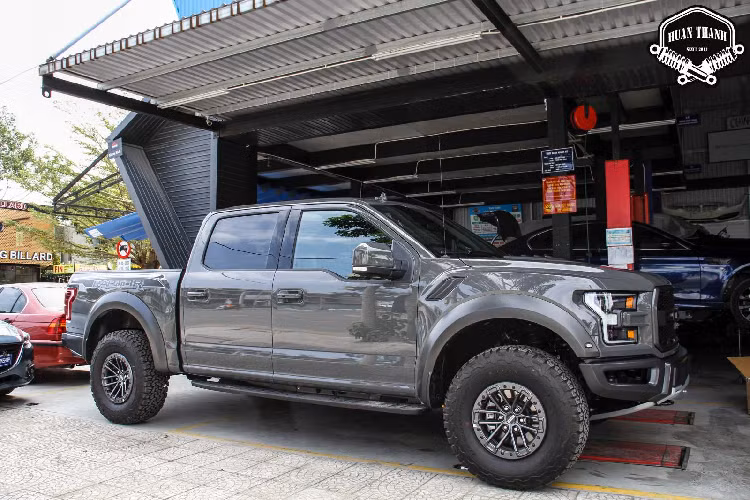 Chưa dừng lại ở đó, trên thùng sau chiếc xe được trang bị chiếc lều dã ngoại rất cá tính, tạo cảm giác phóng khoáng. Lều gắn nóc xe khá tiện lợi với người sử dụng tạo nên không gian nghỉ ngơi lạ lẫm cho tài xế. Và đây cũng là phụ kiện không thể thiếu trong các chuyến dã ngoại.