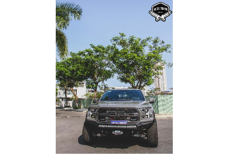 Không chỉ độ bodykit của Ford F-150 Raptor còn được nâng cấp hệ thống ống xả của Gibson. Hãng Gibson là một trong những hãng uy tín nhất thế giới về sản xuất ống xả khi bảo hành trọn đời cho các sản phẩm của hãng. Ống xả của Gibson được đánh giá nâng cao hiệu suất của động cơ lên đến 10 mã lực, ngoài ra còn cho tiếng nổ hút hồn hơn khi vận hành.