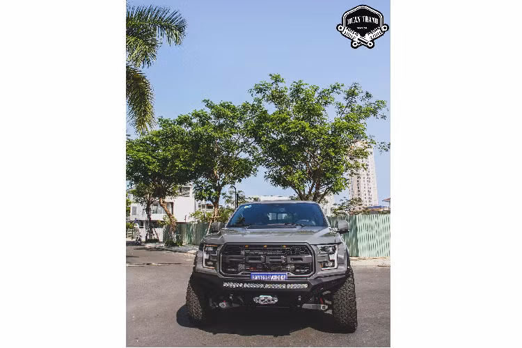 Không chỉ độ bodykit của Ford F-150 Raptor còn được nâng cấp hệ thống ống xả của Gibson. Hãng Gibson là một trong những hãng uy tín nhất thế giới về sản xuất ống xả khi bảo hành trọn đời cho các sản phẩm của hãng. Ống xả của Gibson được đánh giá nâng cao hiệu suất của động cơ lên đến 10 mã lực, ngoài ra còn cho tiếng nổ hút hồn hơn khi vận hành.
