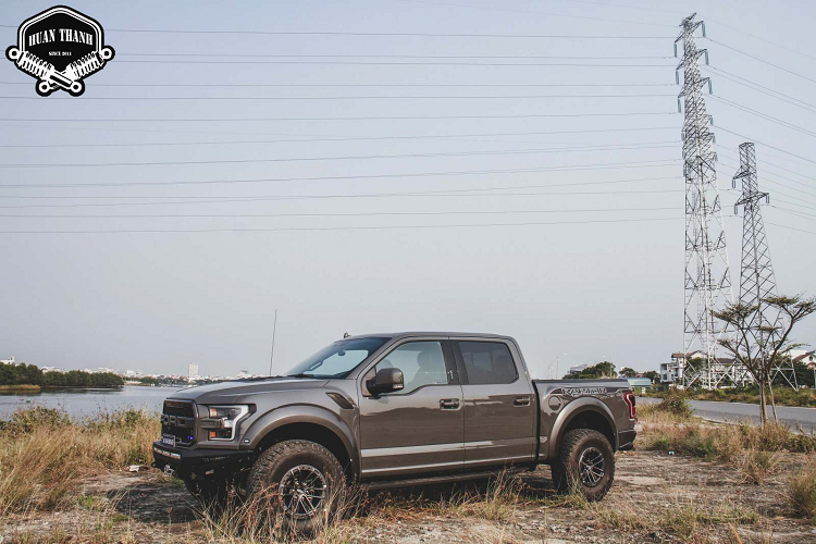 Một doanh nhân ở Đà Nẵng hiện đang sở hữu Ford F-150 Raptor đời mới cùng lúc với một chiếc Lamborghini Aventador, cũng là một mẫu siêu xe đình đám nhưng chưa thể chinh phục các con đường và địa hình khó. Do vậy việc nâng cấp thêm cho chiếc Ford F-150 Raptor với gói phụ kiện của Add Offroad và ống xả Gibson để thỏa mãn tối đa niềm đam mê của khách hàng này.