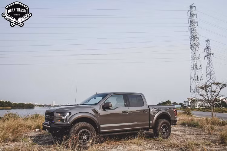 Một doanh nhân ở Đà Nẵng hiện đang sở hữu Ford F-150 Raptor đời mới cùng lúc với một chiếc Lamborghini Aventador, cũng là một mẫu siêu xe đình đám nhưng chưa thể chinh phục các con đường và địa hình khó. Do vậy việc nâng cấp thêm cho chiếc Ford F-150 Raptor với gói phụ kiện của Add Offroad và ống xả Gibson để thỏa mãn tối đa niềm đam mê của khách hàng này.