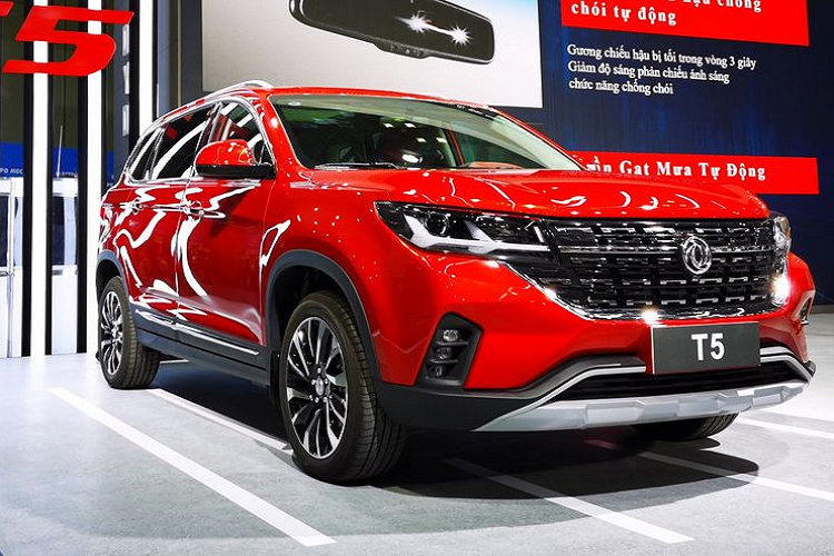 Sở hữu ngôn ngữ thiết kế đẹp mắt, cá tính cùng khối động cơ từ BMW và đặc biệt là mức giá dễ chịu hơn rất nhiều so với các đối thủ cùng phân khúc, mẫu xe Trung Quốc Dongfeng T5 thu hút được sự quan tâm từ những người yêu dòng ôtô "màu mè" và nhiều option đi kèm.