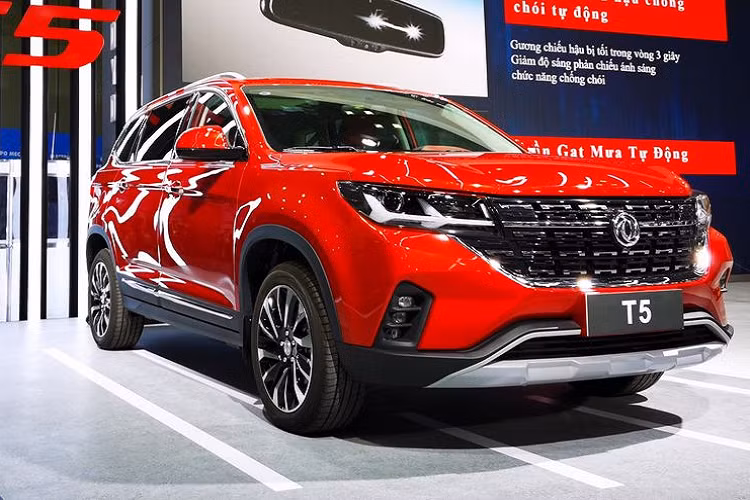 Sở hữu ngôn ngữ thiết kế đẹp mắt, cá tính cùng khối động cơ từ BMW và đặc biệt là mức giá dễ chịu hơn rất nhiều so với các đối thủ cùng phân khúc, mẫu xe Trung Quốc Dongfeng T5 thu hút được sự quan tâm từ những người yêu dòng ôtô "màu mè" và nhiều option đi kèm.