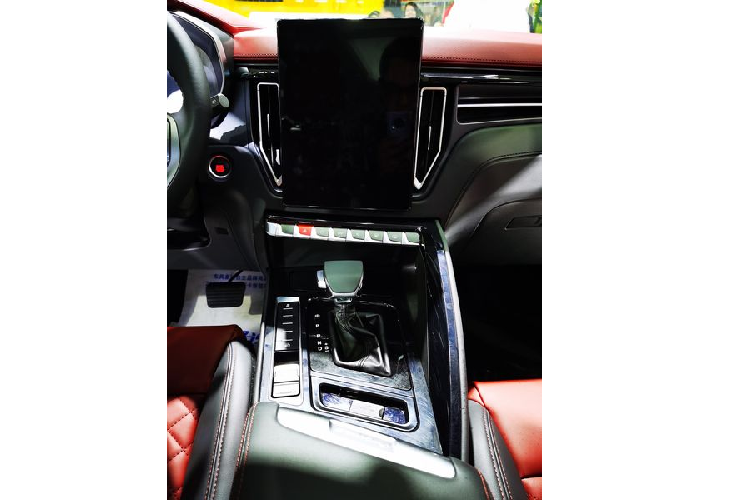 Tổng thể thiết kế về nội - ngoại thất của Dongfeng T5 mang phong cách trẻ trung, cá tính và được lấy cảm hứng trực tiếp từ các mẫu xe phương tây. Nếu chỉ nhìn sơ qua, quả thực rất dễ nhầm lẫn Dongfeng T5 là một chiếc xe hơi đến từ Đức, đặc biệt là Volkswagen.