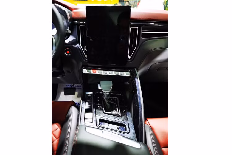 Tổng thể thiết kế về nội - ngoại thất của Dongfeng T5 mang phong cách trẻ trung, cá tính và được lấy cảm hứng trực tiếp từ các mẫu xe phương tây. Nếu chỉ nhìn sơ qua, quả thực rất dễ nhầm lẫn Dongfeng T5 là một chiếc xe hơi đến từ Đức, đặc biệt là Volkswagen.