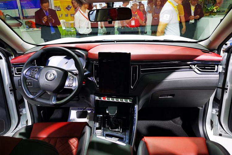 Các dòng xe hơi đến từ thương hiệu Trung Quốc luôn tạo được sự hấp dẫn ban đầu với người tiêu dùng tại thị trường Việt bởi lợi thế cực lớn về giá bán và trang bị. Giá xe Dongfeng-T5 mới hiện được chào khoảng 689 triệu đồng tại Việt Nam cho phiên bản cao cấp nhất.