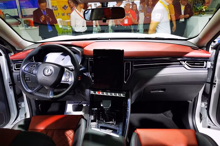 Các dòng xe hơi đến từ thương hiệu Trung Quốc luôn tạo được sự hấp dẫn ban đầu với người tiêu dùng tại thị trường Việt bởi lợi thế cực lớn về giá bán và trang bị. Giá xe Dongfeng-T5 mới hiện được chào khoảng 689 triệu đồng tại Việt Nam cho phiên bản cao cấp nhất.