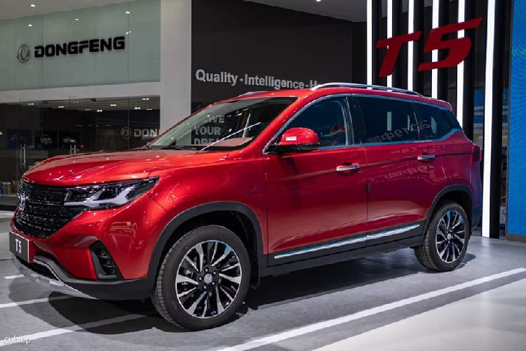 Thân xe Dongfeng T5 đem lại cảm giác to lớn và khỏe khoắn đáng có trên một mẫu SUV/Crossover với các đường gân dập nổi chạy liền mạch. Nổi bật ở khu vực thân xe là các chi tiết crom trên đường viền cửa sổ, tay nắm cửa. Bộ lazang đa chấu dạng xoáy bắt mắt đầy sắc nét cùng các vòm bánh được ốp màu đen góp phần đem lại cảm giác mạnh mẽ và trở nên hài hòa với tổng thể xe.
