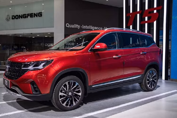 Thân xe Dongfeng T5 đem lại cảm giác to lớn và khỏe khoắn đáng có trên một mẫu SUV/Crossover với các đường gân dập nổi chạy liền mạch. Nổi bật ở khu vực thân xe là các chi tiết crom trên đường viền cửa sổ, tay nắm cửa. Bộ lazang đa chấu dạng xoáy bắt mắt đầy sắc nét cùng các vòm bánh được ốp màu đen góp phần đem lại cảm giác mạnh mẽ và trở nên hài hòa với tổng thể xe.