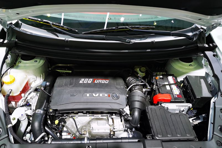 Về thiết kế, kích thước tổng thể của Dongfeng-T5 2020 mới dài x rộng x cao của T5 lần lượt là 4550 x 1825 x 1725 mm, cao hơn đối thủ Mazda CX-5 đôi chút (1680 mm).