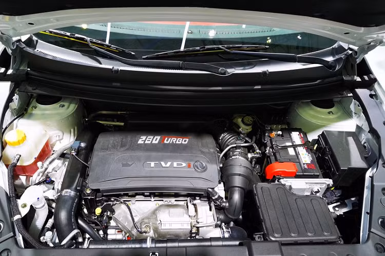 Về thiết kế, kích thước tổng thể của Dongfeng-T5 2020 mới dài x rộng x cao của T5 lần lượt là 4550 x 1825 x 1725 mm, cao hơn đối thủ Mazda CX-5 đôi chút (1680 mm).