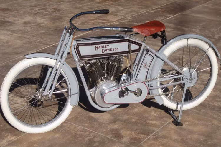 Model 8A 1912 là chiếc Harley với động cơ hai xi-lanh đầu tiên, chiếc xe cổ này đã đem lại cho chủ nhân của nó tới 215.000 USD