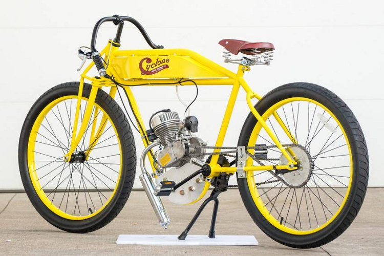 Trong số 10 chiếc xe máy cổ điển được nhà sưu tập người Mỹ EJ Cole đem đấu giá, nổi bật nhất là chiếc Cyclone Board Track racer 1915 đã được bán với giá 775.000 USD