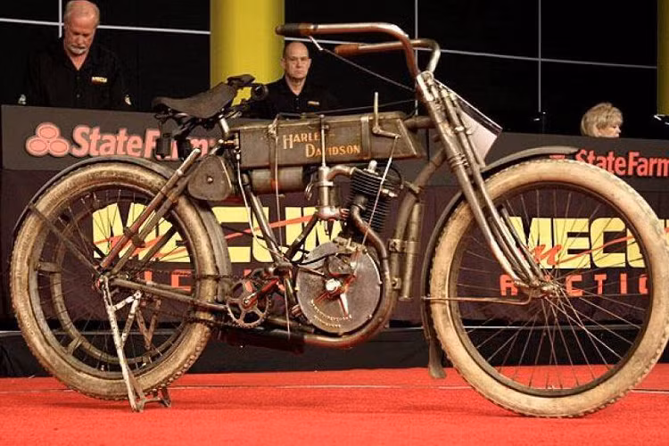 Chiếc xe máy cổ Harley-Davidson Strap Tank 1907 này ban đầu được định giá từ 800.000 đến 1 triệu USD, tuy nhiên, nó đã được sang tay với giá 650.000 USD