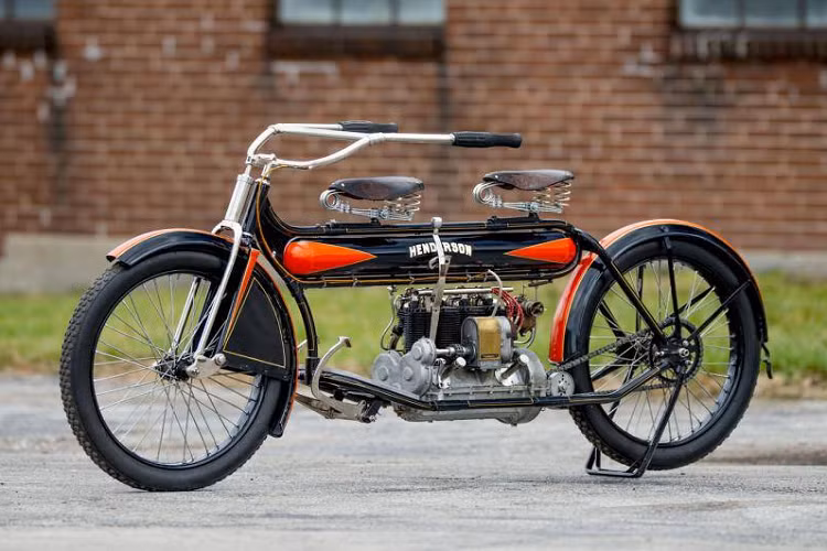 Henderson 4 1912 là một trong 6 chiếc xe được sản xuất năm đó. Với việc giữ được độ nguyên bản, chiếc xe được bán với giá 205.000 USD