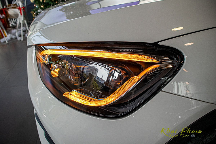 Mercedes-Benz GLC 300 4Matic 2020 vẫn sử dụng cụm đèn trước LED hoàn toàn với đèn pha sử dụng công nghệ MULTIBEAM LED thông minh với khả năng tự động điều chỉnh góc chiếu sáng, bật/tắt tự động. Đây là phiên bản duy nhất của dòng GLC-Class được trang bị công nghệ đèn hiện đại nhất của hãng xe Đức.