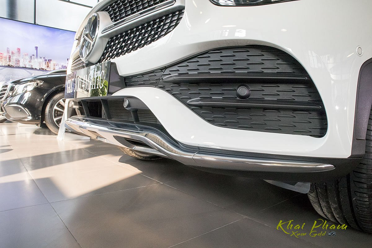 Gói thể thao AMG vẫn sẽ trang bị cho xe Mercedes-Benz GLC 300 4Matic CKD phần cản trước mạ crom cứng cáp nhưng sơn đen của bản nhập khẩu bị loại bỏ. Ngoài ra, những chi tiết phần đầu xe không thay đổi như lưới tản nhiệt sao rơi, logo to bản kèm camera quan sát phía trước.