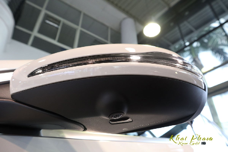 Theo đó, mâm xe AMG thể thao vẫn kích thước 19 inch nhưng đã thay tạo hình đa chấu bằng 5 chấu kép mạnh mẽ hơn trên Mercedes-Benz GLC 300 4Matic 2020. Gương xe không còn sơn đen mà đồng màu với thân xe kèm đèn LED xi-nhan, ở bản nhập khẩu sẽ được sơn đen. Bậc lên/xuống xe được gắn cố định và tay nắm cửa cảm biến thông minh trên GLC 300 2020.