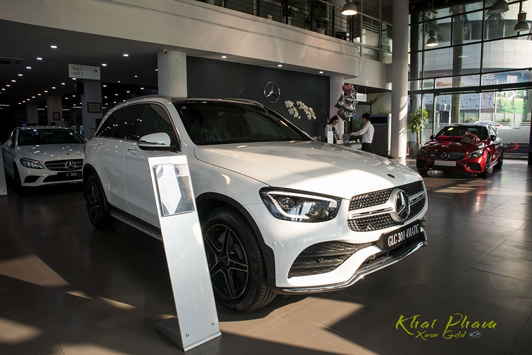 Sau khi nhập "vội" lô xe hơn 300 chiếc từ Đức, Mercedes-Benz GLC 300 4Matic 2020 đã quay trở lại lắp ráp trong nước (CKD) để cân đối giá thành dành cho người dùng. Theo đó, Mercedes-Benz GLC 300 4Matic 2020 CKD có mức giá rẻ hơn bản nhập khẩu 200 triệu đồng, nhưng so với bản cũ 2019 xe đã tăng hơn 100 triệu đồng tại Việt Nam.