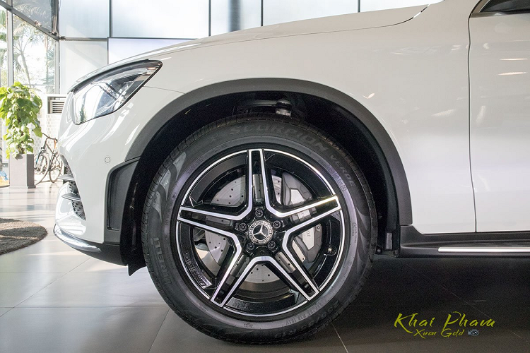 Gói trang bị thể thao AMG tiếp tục di chuyển sang phần thân xe ô tô của Mercedes-Benz GLC 300 4Matic 2020 mới về đại lý.