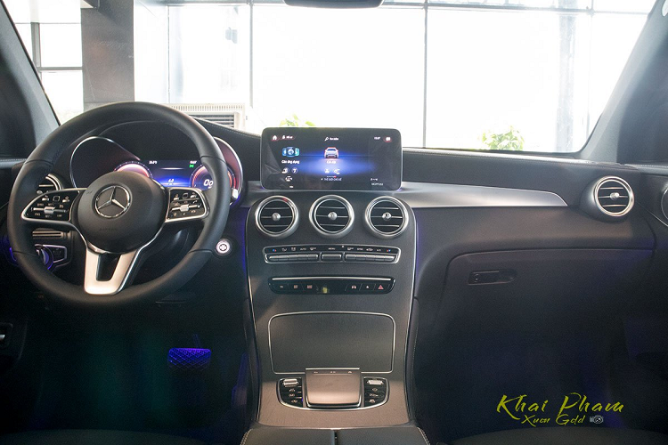 Mercedes-Benz GLC 300 4Matic 2020 không thay đổi quá nhiều ở phần đuôi xe mà nếu không được tư vấn bán hàng trao đổi thì rất khó để nhận ra sự khác biệt.