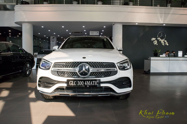 Ở ngoại thất, chiếc Mercedes-Benz GLC 300 4Matic 2020 mới không còn gói trang bị Night Package mà thay vào đó là gói trang bị AMG giúp mẫu SUV bản cao cấp này trở nên thể thao hơn.