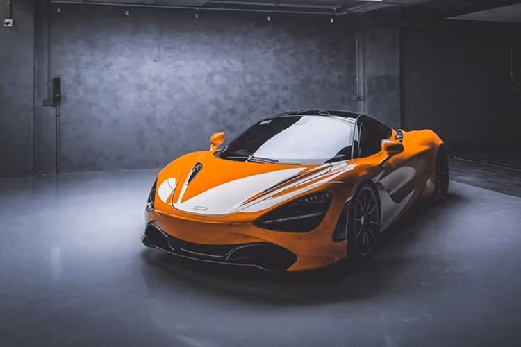 Giá xe McLaren 720S khi mới về Việt Nam khoảng hơn 23 tỷ đồng. Đáng chú ý, chiếc 720S mang màu sơn McLaren Orange của Cường Đô la chỉ có đúng hai chiếc tại dải đất hình chữ S này. Điểm thú vị là cả hai chiếc siêu xe McLaren 720S màu cam tại Việt Nam đều thuộc phiên bản tiêu chuẩn.