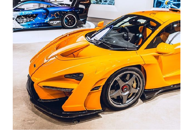 Khác với McLaren Senna được sản xuất với số lượng 500 chiếc trên toàn thế giới, phiên bản McLaren Senna LeMans đặc biệt hơn rất nhiều này chỉ xuất xưởng đúng 20 chiếc. Bên cạnh số lượng xe giới hạn, phiên bản LeMans còn sở hữu loạt trang bị đáng giá như bộ body-kit, cản va trước/sau, ốp hông, mâm xe hoàn toàn mới...