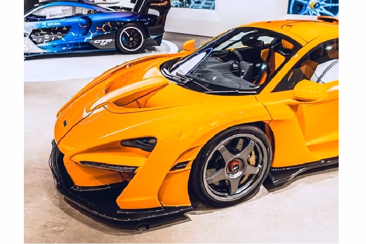 Khác với McLaren Senna được sản xuất với số lượng 500 chiếc trên toàn thế giới, phiên bản McLaren Senna LeMans đặc biệt hơn rất nhiều này chỉ xuất xưởng đúng 20 chiếc. Bên cạnh số lượng xe giới hạn, phiên bản LeMans còn sở hữu loạt trang bị đáng giá như bộ body-kit, cản va trước/sau, ốp hông, mâm xe hoàn toàn mới...