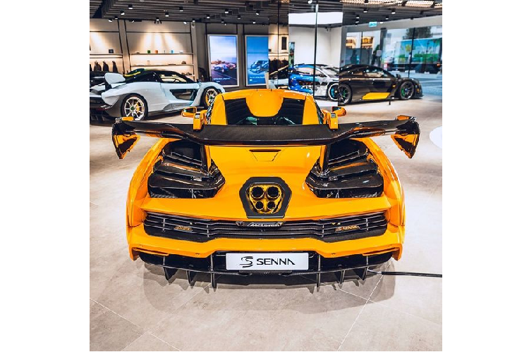 Đi sâu vào chi tiết, Senna LeMans mang khá nhiều chi tiết có thể dễ dàng nhận ra như logo phiên bản được dập trên nhiều chi tiết của xe, cánh gió carbon cỡ lớn ở đuôi xe, mâm xe 5 chấu đơn được làm bằng hợp kim siêu nhẹ theo phong cách của mẫu McLaren F1 GTR, mạ vàng 24k ở bộ ống xả...