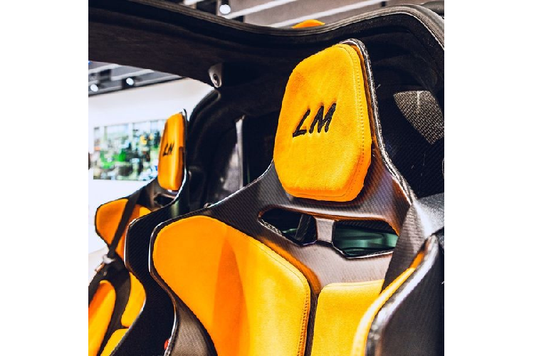 Khoang cabin thể thao pha trộn sự sang trọng trên Senna LeMans. Vật liệu chủ yếu cấu tạo nên nội thất của xe là da, da lộn cao cấp và carbon