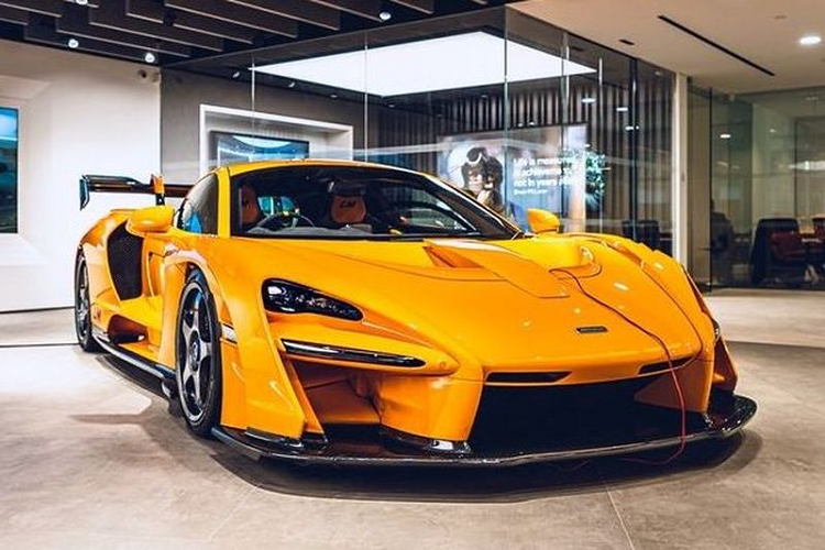 Mới đây, bất chấp đại dịch Covid-19 đang hoành hoành tại nhiều quốc gia trên thế giới, trong đó đặc biệt là tại Trung Quốc đại lục, hãng siêu xe nước Anh - McLaren đã giới thiệu siêu phẩm Senna LeMans vô đặc biệt tới giới nhà giàu ở đặc khu kinh tế Hồng Kông. Dù chưa được công bố giá bán chính thức tại đây, nhưng chắc chắn, thành phố này sẽ có 1 suất mua siêu xe McLaren Senna LeMans.