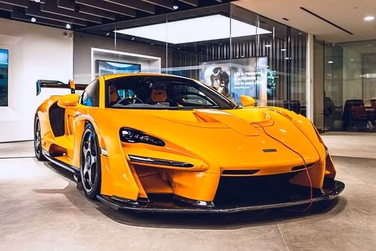 Mới đây, bất chấp đại dịch Covid-19 đang hoành hoành tại nhiều quốc gia trên thế giới, trong đó đặc biệt là tại Trung Quốc đại lục, hãng siêu xe nước Anh - McLaren đã giới thiệu siêu phẩm Senna LeMans vô đặc biệt tới giới nhà giàu ở đặc khu kinh tế Hồng Kông. Dù chưa được công bố giá bán chính thức tại đây, nhưng chắc chắn, thành phố này sẽ có 1 suất mua siêu xe McLaren Senna LeMans.