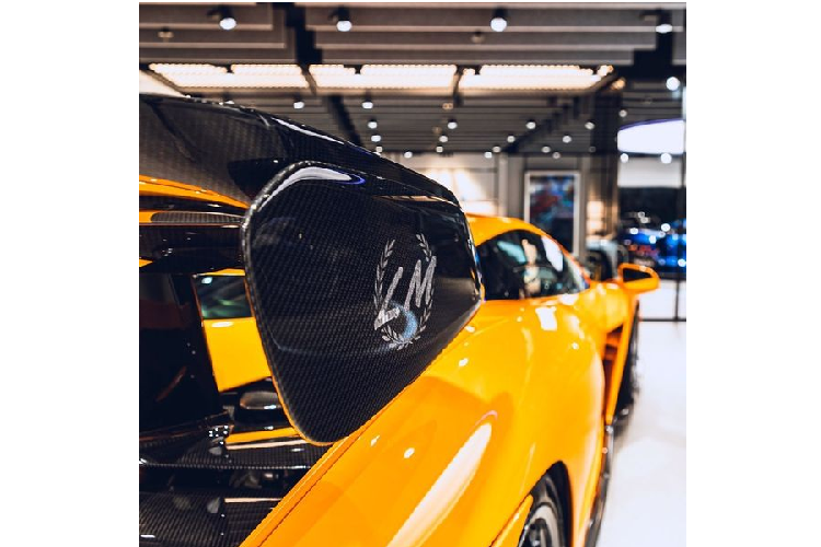 Từ đó, khối động cơ này cho ra công suất lên tới 814 mã lực và 800 Nm mô-men xoắn cực đại. Thời gian tăng tốc từ 0 - 100 km/h của Senna LeMans chỉ là 2,8 giây.