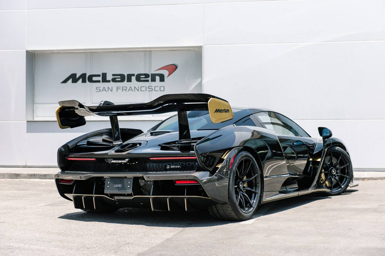McLaren Senna mới nhất thuộc thế hệ Ultimate Series được xây dựng, phát triển để tối ưu hóa khả năng vận hành trên cả đường phố và đường đua. Chiếc xe có cấu trúc siêu nhẹ nhờ vào khung xe và các tấm vỏ xe được chế tạo bằng chất liệu sợi carbon. Chiếc xe này được phát triển dự trên khung xe Monocage III giống với mẫu 720s trước đó.