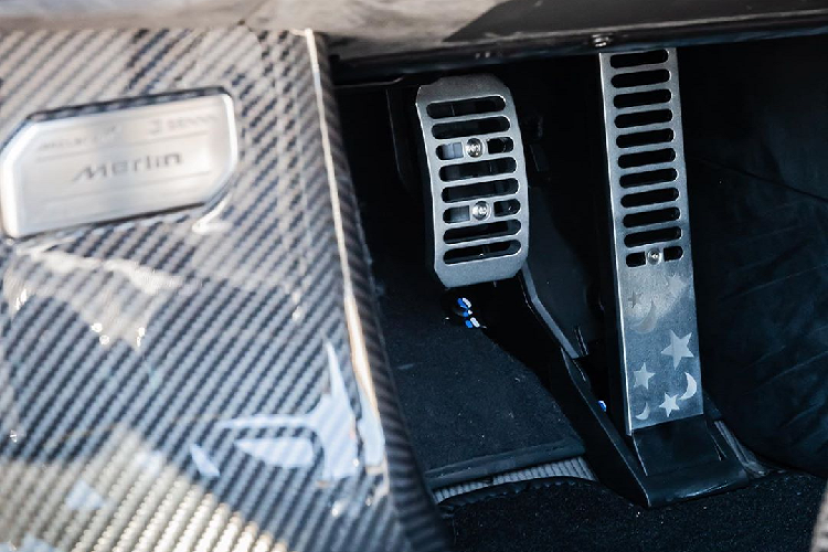 Nếu mọi chiếc Senna đều có sự tương đồng về động cơ, hiệu năng hay thiết kế ngoại thất, điểm duy nhất mà có thể là chiếc xe trở nên đặc biệt chính là cá nhân hóa và tất nhiên, không ai khác chính là bộ phận MSO (McLaren Special Operations) sẽ đảm nhiệm những dự án này. Họ hoàn toàn có thể “tạo nên” chiếc xe theo ý thích của chủ sở hữu, từ yêu cầu đơn giản như một màu sắc độc quyền hay phức tạp như lấy cảm hứng từ một truyền thuyết.