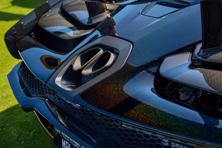 Thoạt nhìn, Senna Merlin trông “giống” với một chiếc Senna đen với những đường viền gold hơn là một chiếc xe bản đặc biệt. Tuy nhiên khi nhìn kĩ cũng như với ánh sáng lý tưởng, lớp sơn này phản chiếu những hạt lấp lánh đầy hấp dẫn trên nền màu tối ma mị, gợi nhớ đến “phép thuật” của pháp sư trong truyền thuyết thời vua Arthur. Màu sắc này được McLaren gọi là “Sorcerer Black “, dưới ánh sáng có thể phản chiếu 7 màu. Kết hợp với đó chính là những đường viền gold, đầu cánh gió màu gold với logo dạng chữ “Merlin” được viết theo phong cách McLaren.