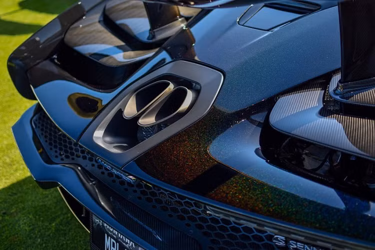 Thoạt nhìn, Senna Merlin trông “giống” với một chiếc Senna đen với những đường viền gold hơn là một chiếc xe bản đặc biệt. Tuy nhiên khi nhìn kĩ cũng như với ánh sáng lý tưởng, lớp sơn này phản chiếu những hạt lấp lánh đầy hấp dẫn trên nền màu tối ma mị, gợi nhớ đến “phép thuật” của pháp sư trong truyền thuyết thời vua Arthur. Màu sắc này được McLaren gọi là “Sorcerer Black “, dưới ánh sáng có thể phản chiếu 7 màu. Kết hợp với đó chính là những đường viền gold, đầu cánh gió màu gold với logo dạng chữ “Merlin” được viết theo phong cách McLaren.