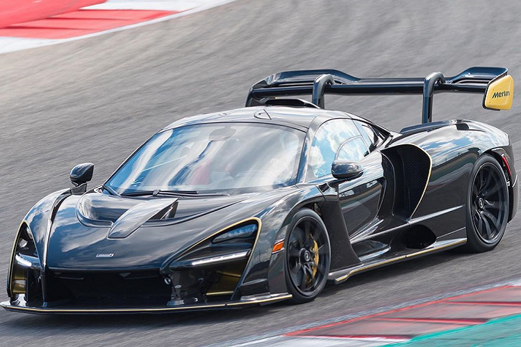 Mclaren Senna sử dụng khối động cơ xăng V8, tăng áp kép, dung tích 4.0 lít tương tự với Mclaren 720S. Tuy nhiên, các kỹ sư của hãng siêu xe Mclaren đã tinh chỉnh lại động cơ này trên Senna, giúp chiếc xe có thể sản sinh sức mạnh lên tới 789 mã lực, mô men xoắn cực đại lên tới 800 Nm.