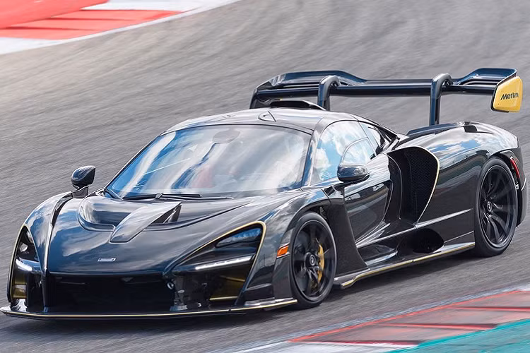 Mclaren Senna sử dụng khối động cơ xăng V8, tăng áp kép, dung tích 4.0 lít tương tự với Mclaren 720S. Tuy nhiên, các kỹ sư của hãng siêu xe Mclaren đã tinh chỉnh lại động cơ này trên Senna, giúp chiếc xe có thể sản sinh sức mạnh lên tới 789 mã lực, mô men xoắn cực đại lên tới 800 Nm.