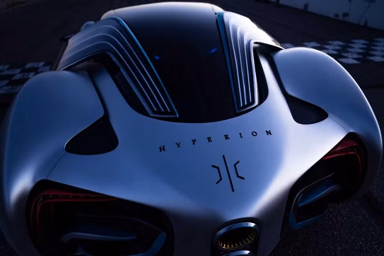 Bên dưới thân vỏ Hyperion XP-1 2021 mới này là một khung gầm liền thân chất liệu carbon-titan với thân vỏ gia cố bằng titan, nhờ đó mà trọng lượng không tải của xe chỉ là 1.032 kg. Các chi tiết khí động học chủ động đằng sau cửa xe không chỉ trông đẹp mắt, mà còn cải thiện khả năng bẻ cua tốc độ cao và đóng vai trò pin năng lượng mặt trời mà có thể thay đổi vị trí theo hướng chiếu của mặt trời.