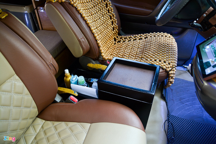 Vị trí giữa người lái và hành khách được lắp thêm một hộc chứa đồ có khả năng điều chỉnh lên xuống. Previa được trang bị tiêu chuẩn bệ tỳ tay riêng cho ghế lái và ghế hành khách phía trước.